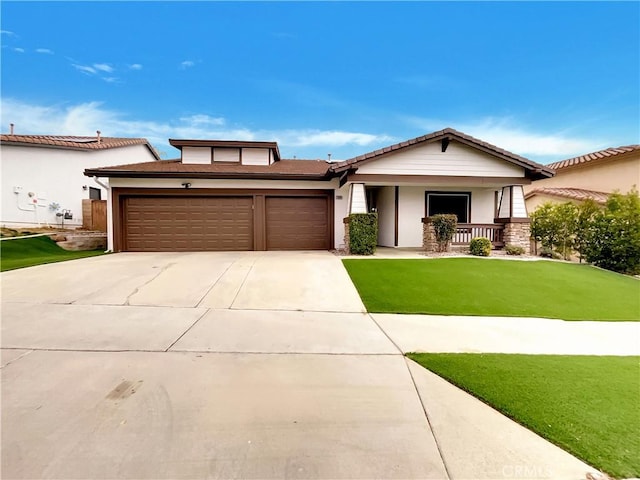 view of front facade featuring a garage, a front lawn, and a porch