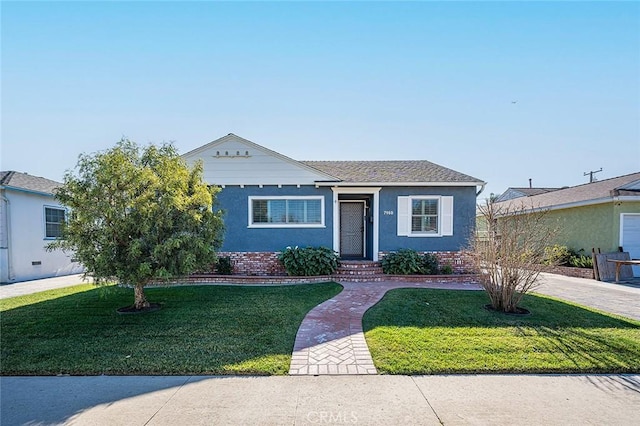 single story home featuring a front lawn