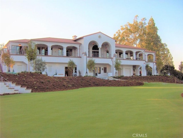 view of front of house featuring a front lawn