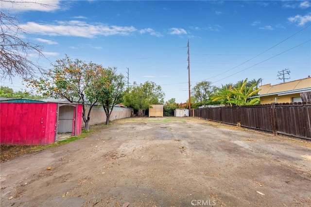 view of yard featuring a storage unit