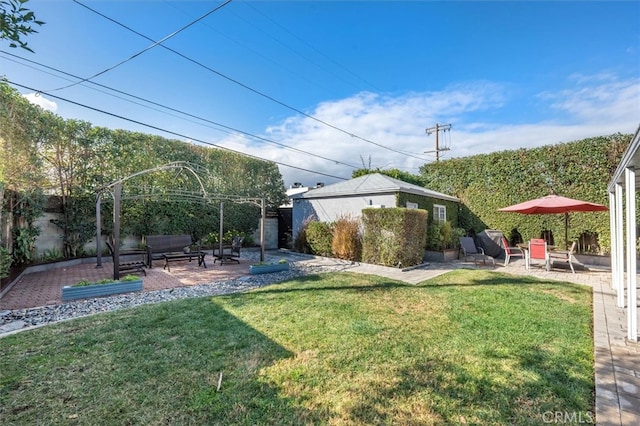 view of yard featuring a patio area, an outdoor structure, and outdoor lounge area