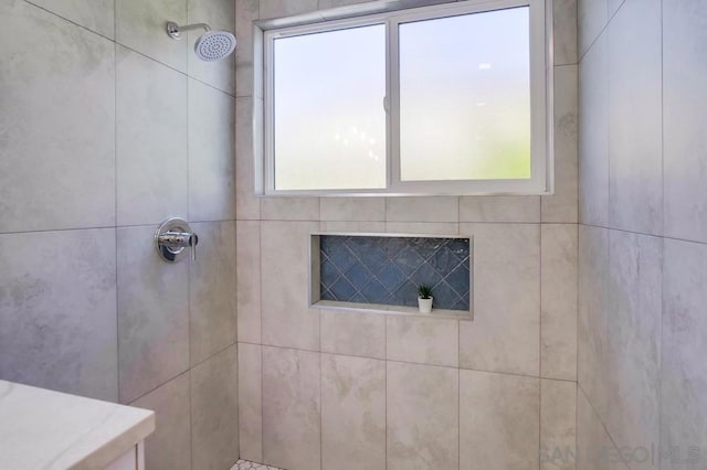 bathroom featuring a tile shower