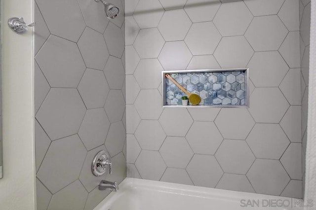 bathroom featuring tiled shower / bath combo