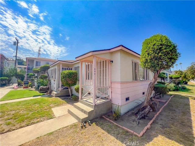 view of front of property featuring a front yard