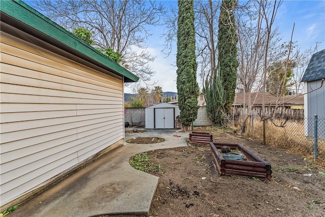 view of yard featuring a storage unit