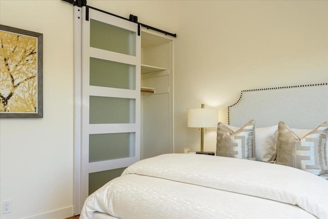 bedroom featuring a barn door