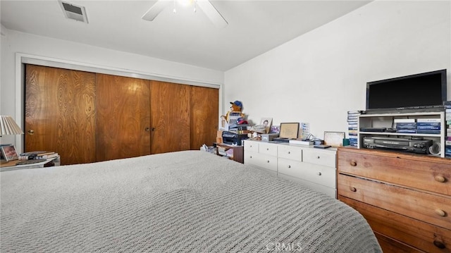 bedroom featuring ceiling fan, vaulted ceiling, and a closet