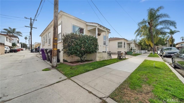 view of front of property with a front lawn