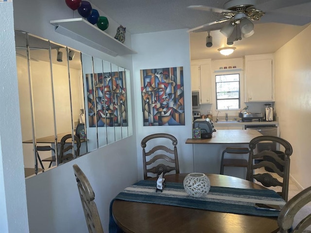 dining room with sink and ceiling fan