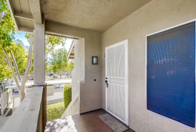 property entrance featuring a balcony