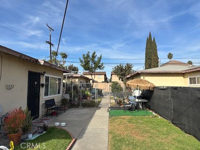 view of yard featuring a patio area