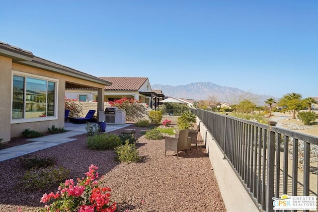 view of yard with a mountain view