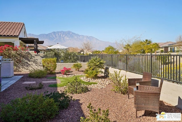 view of yard with a mountain view