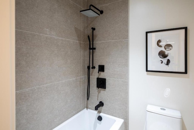 bathroom with tiled shower / bath and toilet