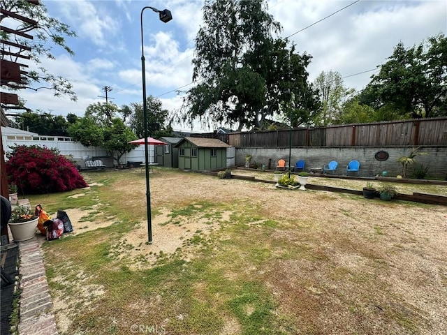 view of yard featuring a storage shed