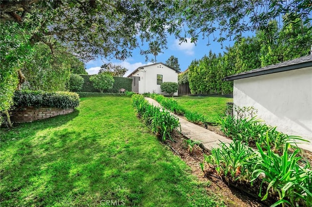 view of yard with an outdoor structure