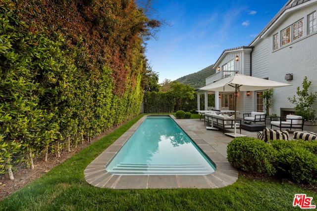 view of swimming pool featuring a patio and an outdoor hangout area