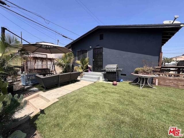 view of yard with outdoor lounge area