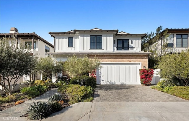 view of front facade featuring a garage