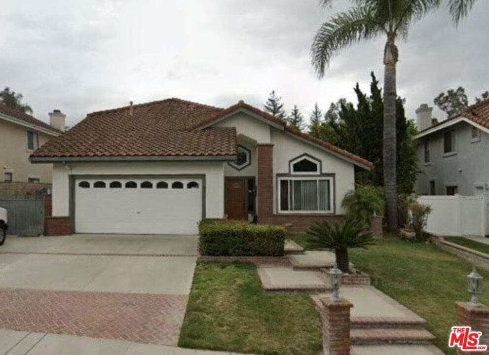 view of front of property featuring a garage and a front yard