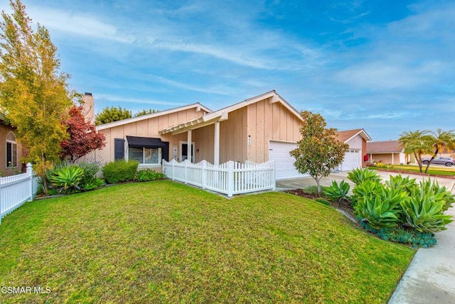 view of front facade featuring a garage and a front yard