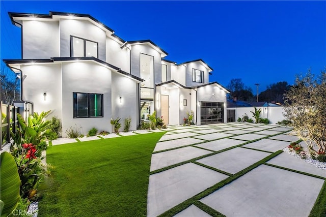 view of front facade featuring a garage and a front lawn