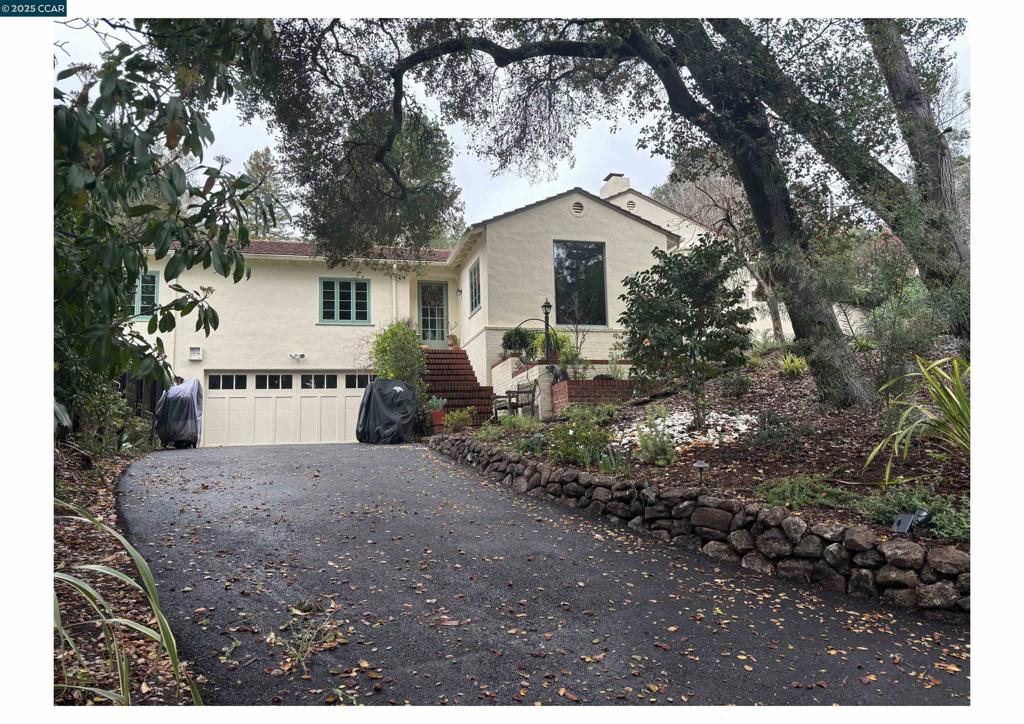 view of front of property featuring a garage