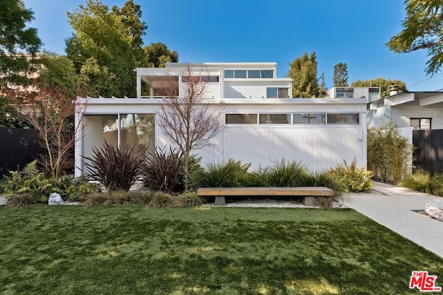 view of front of property featuring a front lawn