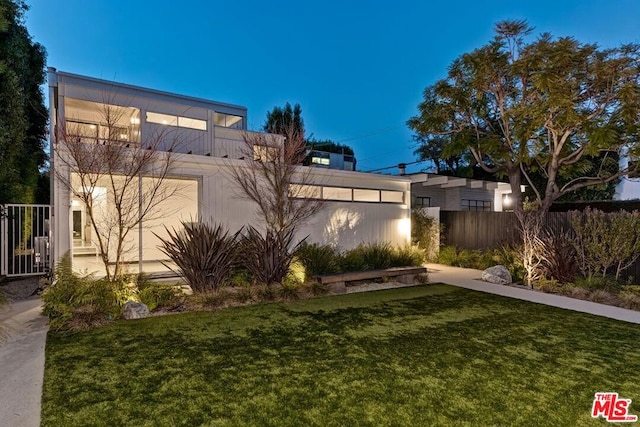 view of front of home featuring a front lawn