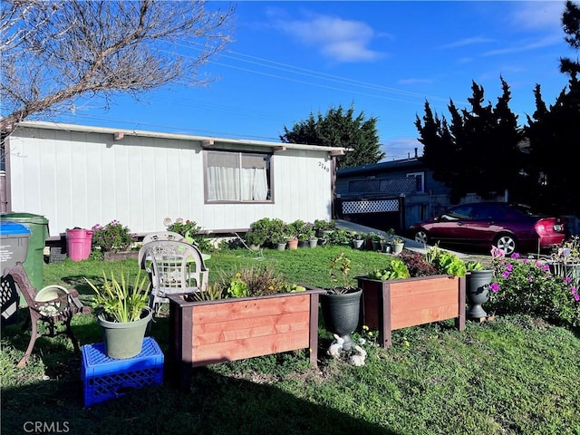 view of side of property featuring a yard