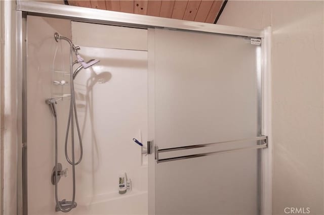 bathroom with enclosed tub / shower combo