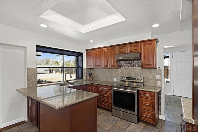 kitchen with tasteful backsplash, kitchen peninsula, sink, and stainless steel electric range