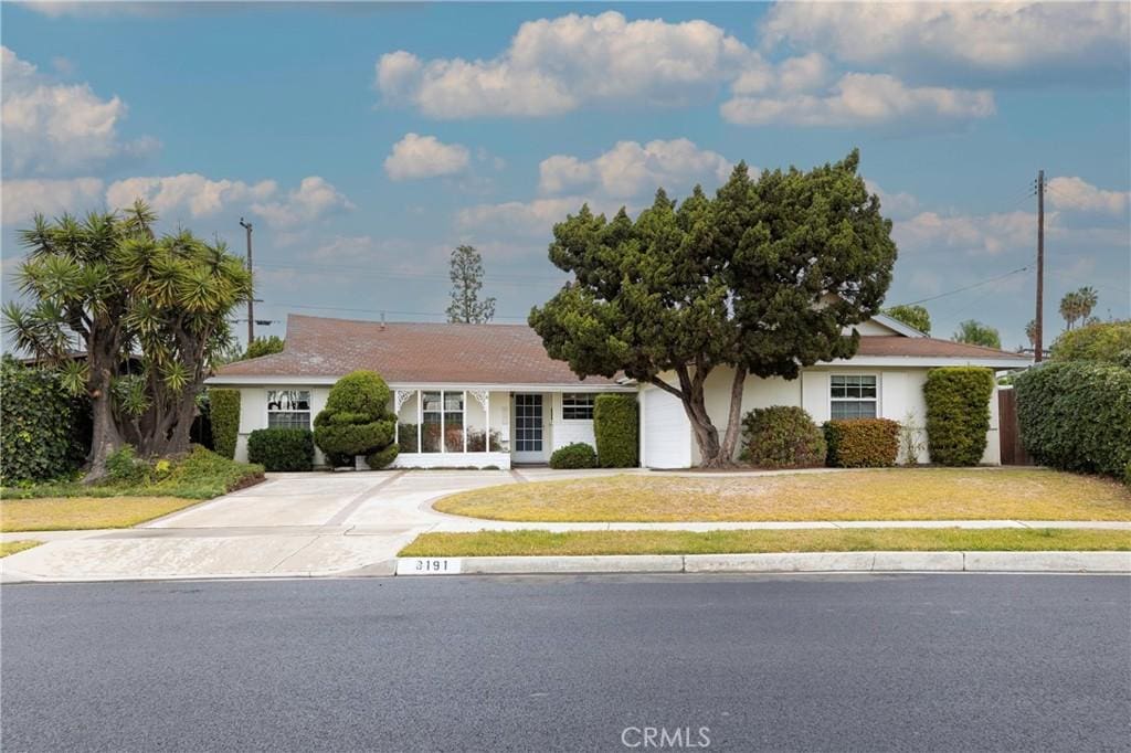 view of front of house with a front yard