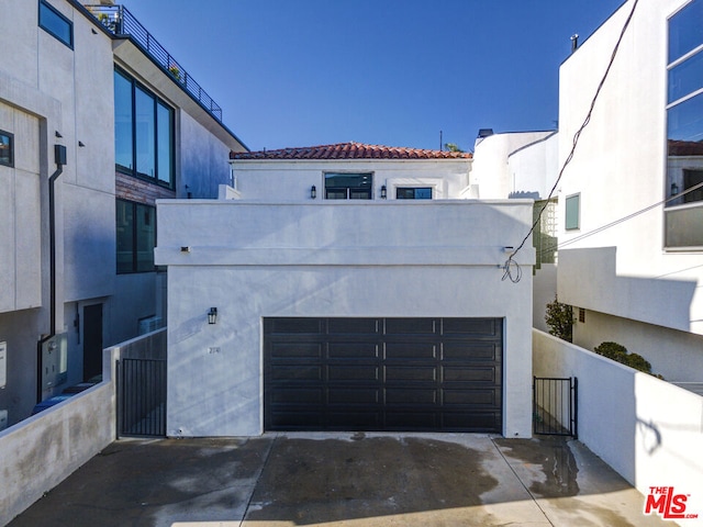 view of front facade with a garage