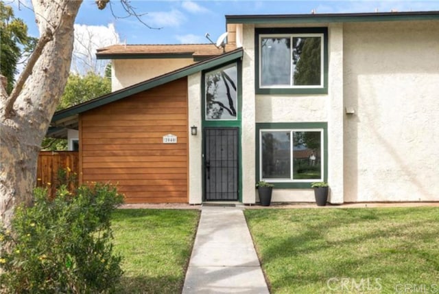 entrance to property featuring a yard