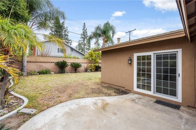 view of yard featuring a patio