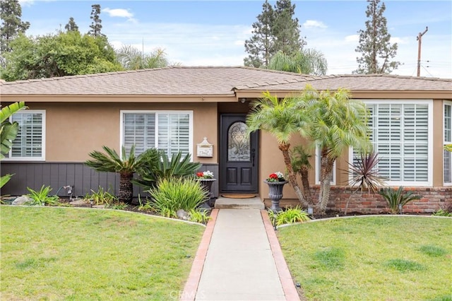 view of front of house featuring a front lawn