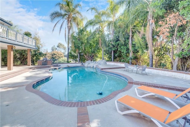 view of swimming pool featuring a jacuzzi and a patio area