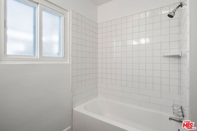 bathroom featuring tiled shower / bath