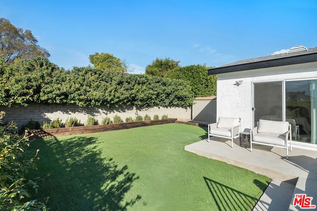 view of yard with a patio