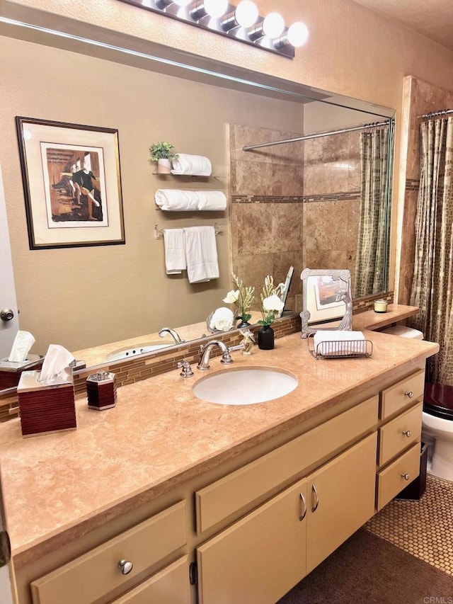 full bath with toilet, vanity, and a shower with curtain