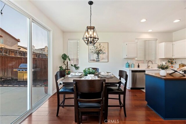 dining room featuring dark hardwood / wood-style floors, a chandelier, and sink