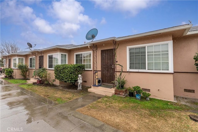 view of front of home with a front lawn