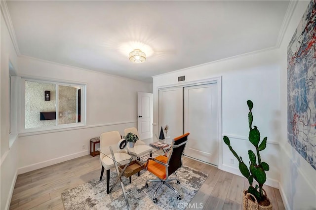 dining area featuring crown molding and light hardwood / wood-style floors