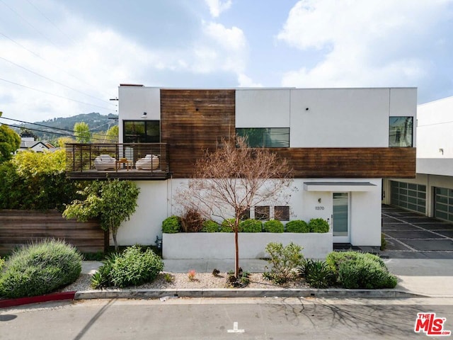 view of front of property featuring a balcony