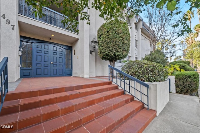 view of exterior entry featuring stucco siding