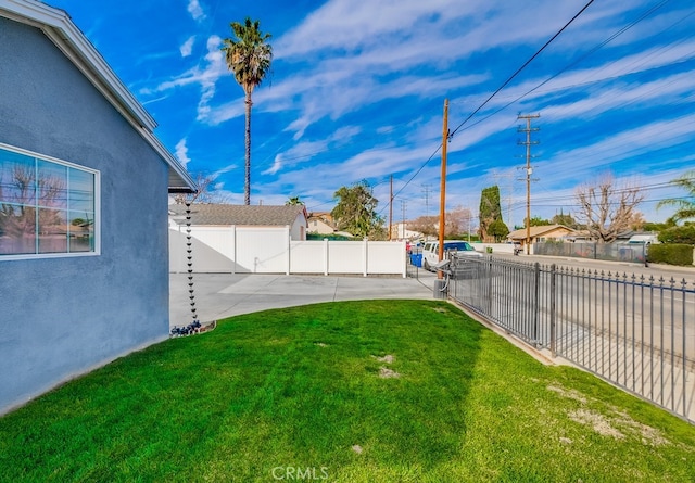 view of yard featuring a patio area