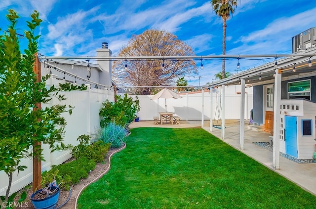 view of yard featuring a patio area