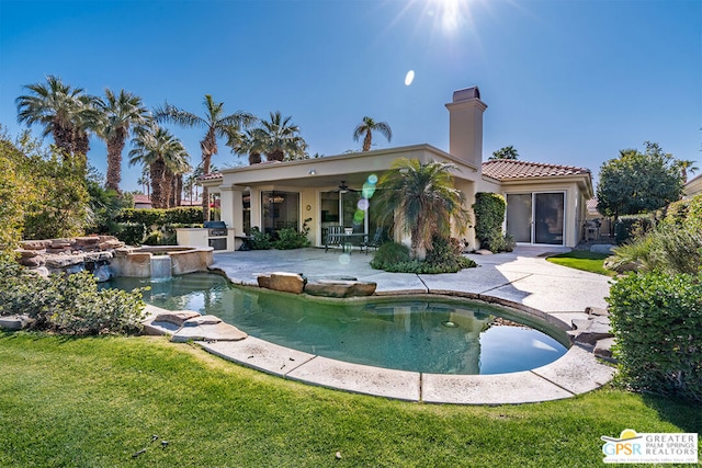 view of pool with an in ground hot tub, ceiling fan, a patio area, and a lawn