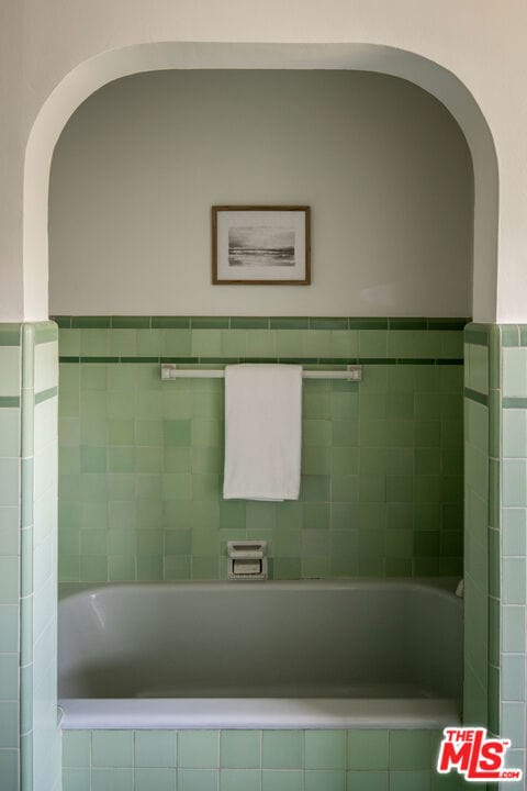 bathroom with tiled tub